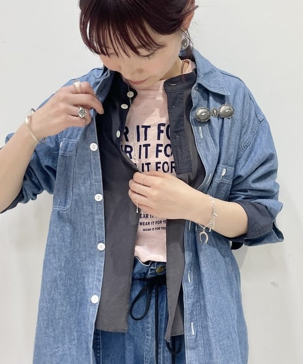 SHINAGAWAさんの「BEAMS WOMEN｜【別注】BUZZ RICKSON'S / シャンブレー ロングスリーブ シャツ」を使ったコーディネート