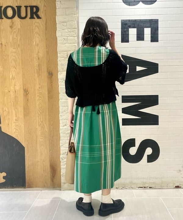 笠井 祐希さんの「BEAMS WOMEN｜BEAMS BOY / ショート スクエアネック ベスト」を使ったコーディネート