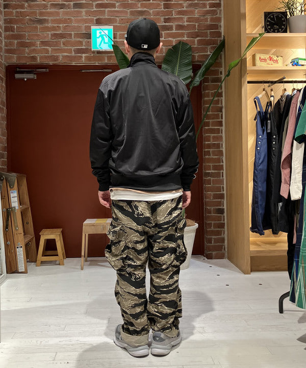 穴井 唯志さんの「BEAMS WOMEN｜adidas / アディカラー クラシックス ファイヤーバード トラックトップ」を使ったコーディネート