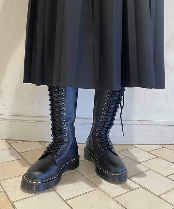 ayaさんの「BEAMS WOMEN｜▲Dr.Martens / 1B60 BEX 20 ホール ブーツ」を使ったコーディネート