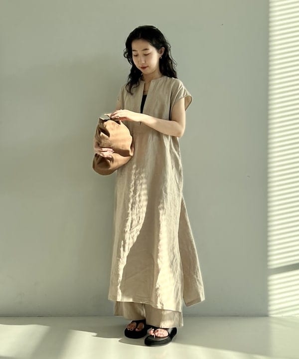 中丸　栞さんの「BEAMS WOMEN｜PAPYRUS / リネン Candy Wrapper ハンドバッグ L」を使ったコーディネート
