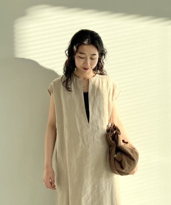中丸　栞さんの「BEAMS WOMEN｜PAPYRUS / リネン Candy Wrapper ハンドバッグ L」を使ったコーディネート