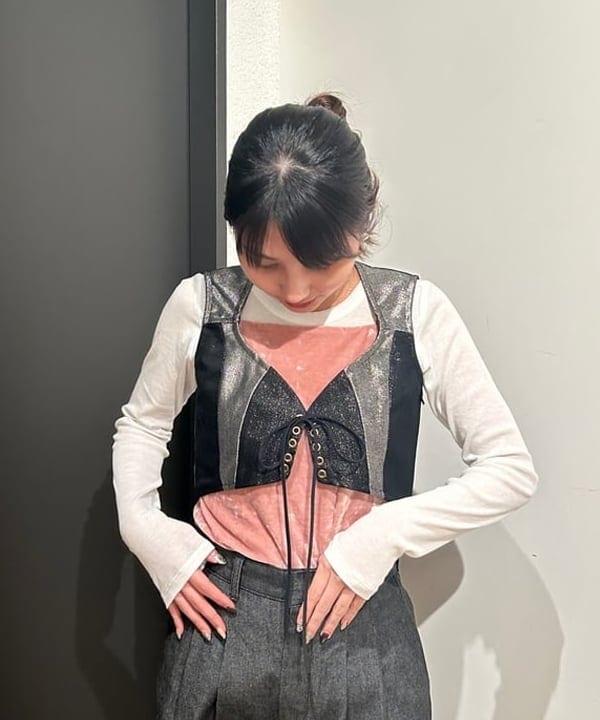 佐藤 亜美さんの「BEAMS WOMEN｜エディター坪田あさみ &times; woadblue &times; Demi-Luxe BEAMS / 別注 2タック デニムパンツ」を使ったコーディネート