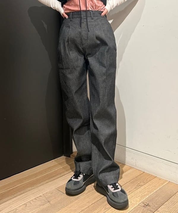 佐藤 亜美さんの「BEAMS WOMEN｜エディター坪田あさみ &times; woadblue &times; Demi-Luxe BEAMS / 別注 2タック デニムパンツ」を使ったコーディネート