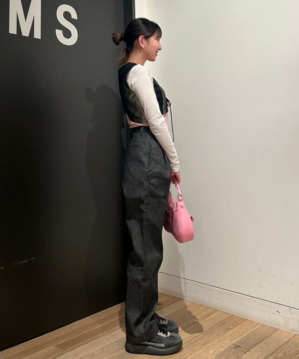 佐藤 亜美さんの「BEAMS WOMEN｜エディター坪田あさみ &times; woadblue &times; Demi-Luxe BEAMS / 別注 2タック デニムパンツ」を使ったコーディネート