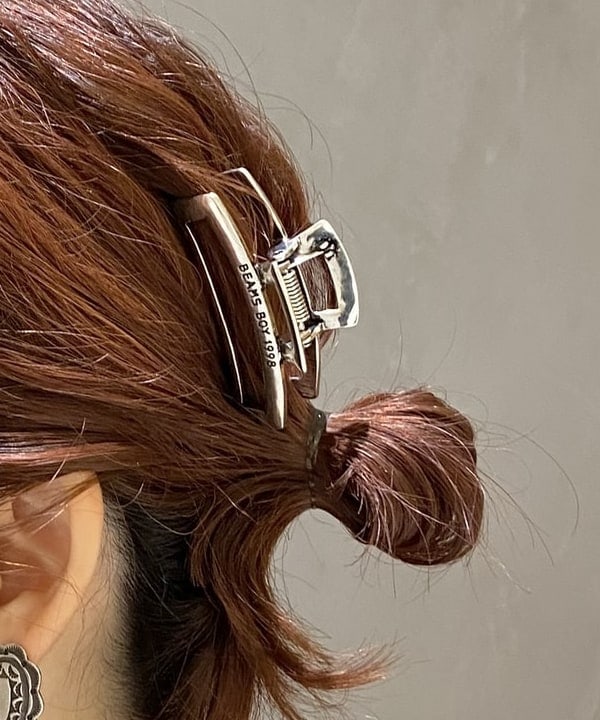 原口 愛さんの「BEAMS WOMEN｜BEAMS BOY / アンティーク ミニ ヘアクリップ 2P」を使ったコーディネート
