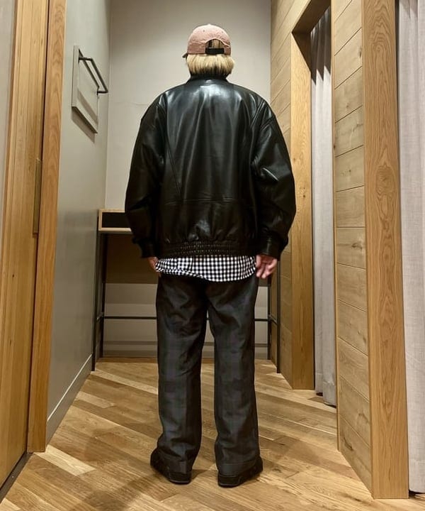 新里 京介さんの「BEAMS WOMEN｜ワイドフィット 4ポケット レザー ブルゾン」を使ったコーディネート