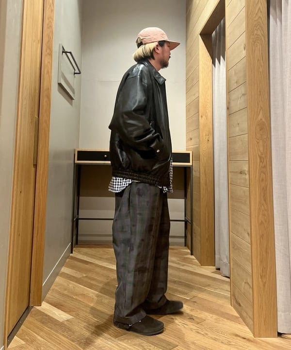 新里 京介さんの「BEAMS WOMEN｜ワイドフィット 4ポケット レザー ブルゾン」を使ったコーディネート