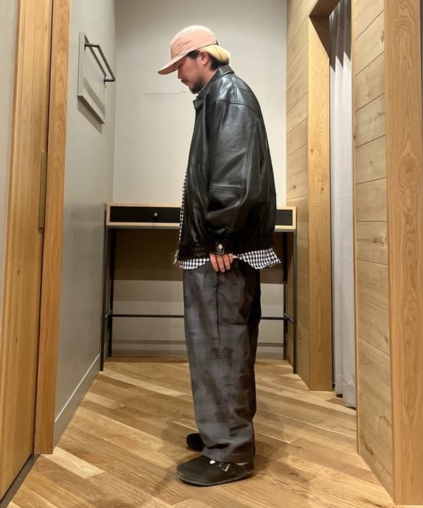 新里 京介さんの「BEAMS WOMEN｜ワイドフィット 4ポケット レザー ブルゾン」を使ったコーディネート