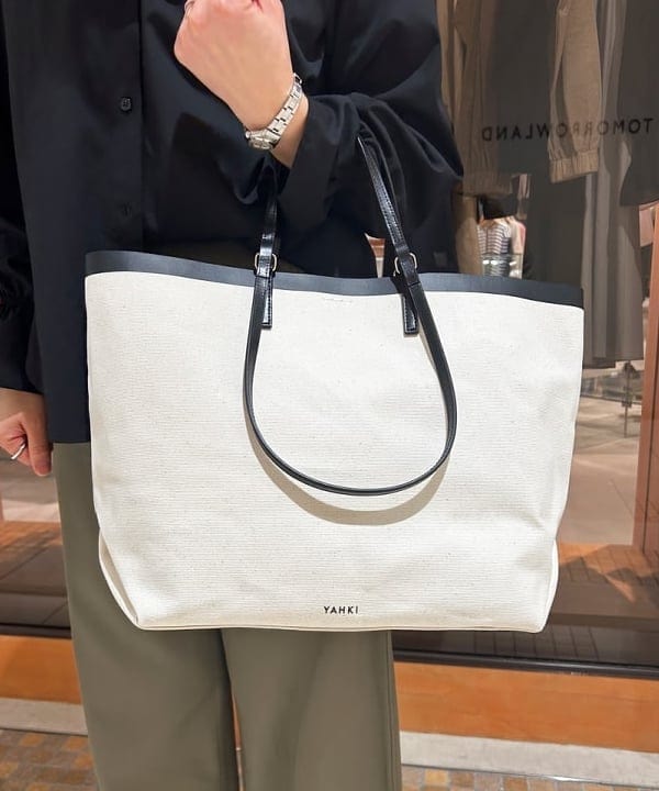 川口 恵さんの「BEAMS WOMEN｜Ray BEAMS / ラッフルカラー シャツ」を使ったコーディネート