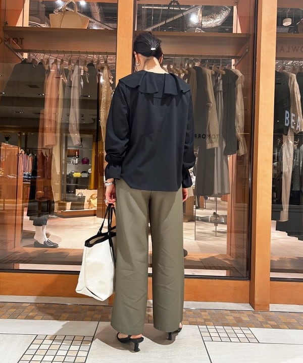 川口 恵さんの「BEAMS WOMEN｜Ray BEAMS / ラッフルカラー シャツ」を使ったコーディネート