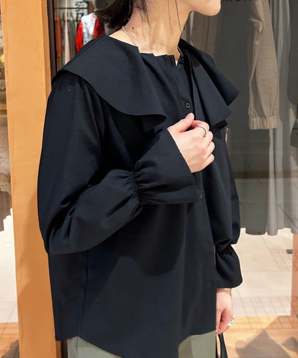 川口 恵さんの「BEAMS WOMEN｜Ray BEAMS / ラッフルカラー シャツ」を使ったコーディネート