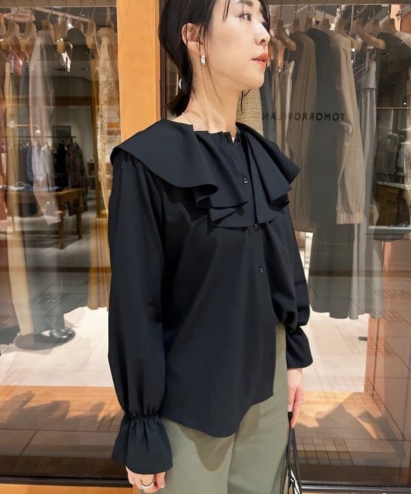 川口 恵さんの「BEAMS WOMEN｜Ray BEAMS / ラッフルカラー シャツ」を使ったコーディネート