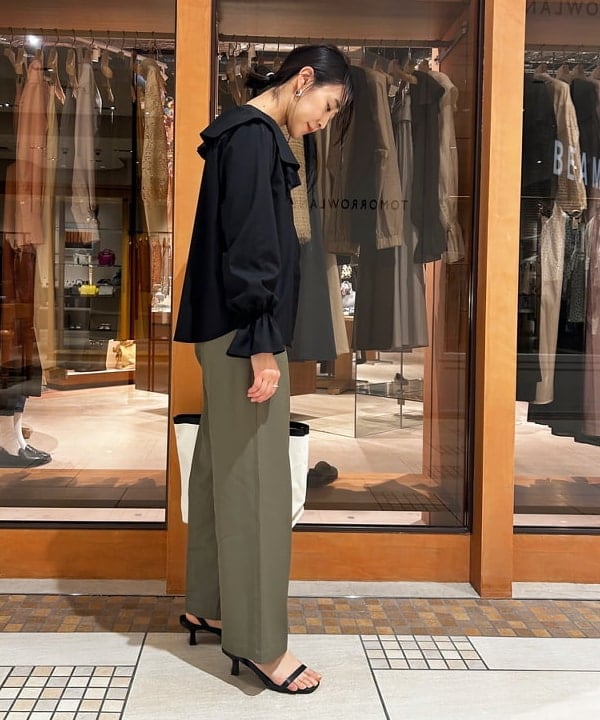 川口 恵さんの「BEAMS WOMEN｜Ray BEAMS / ラッフルカラー シャツ」を使ったコーディネート