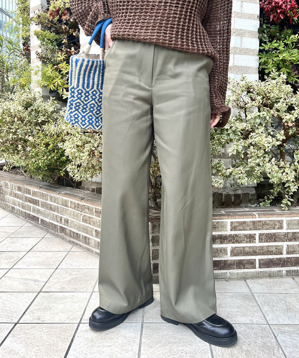 篠崎 香月さんの「BEAMS WOMEN｜Demi-Luxe BEAMS / セミワイド ストレート パンツ」を使ったコーディネート