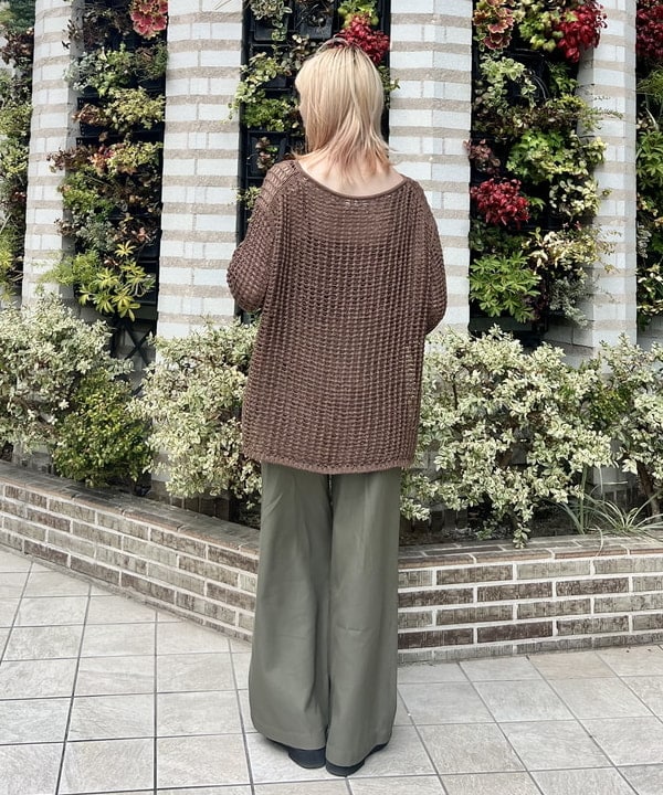 篠崎 香月さんの「BEAMS WOMEN｜Demi-Luxe BEAMS / セミワイド ストレート パンツ」を使ったコーディネート