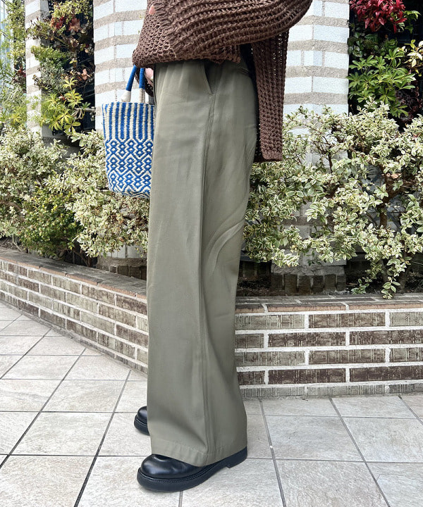 篠崎 香月さんの「BEAMS WOMEN｜Demi-Luxe BEAMS / セミワイド ストレート パンツ」を使ったコーディネート