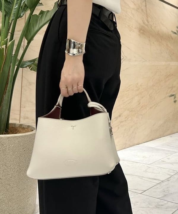 佐藤 美樹さんの「BEAMS WOMEN｜Demi-Luxe BEAMS / ウエーブ ワイド バングル」を使ったコーディネート