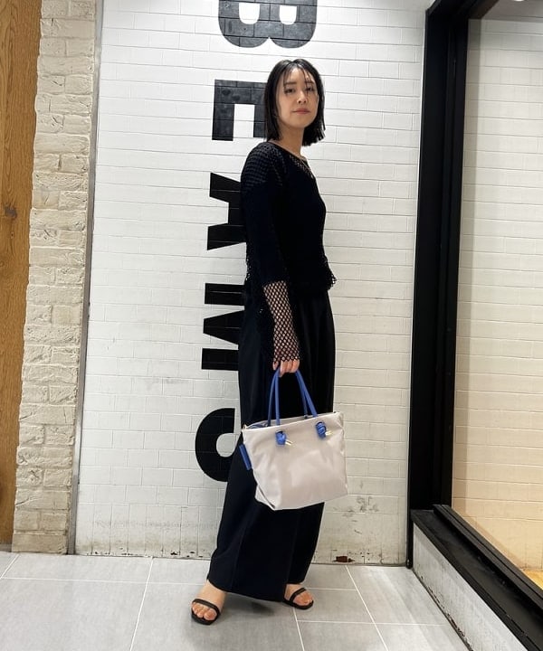 川口 恵さんの「BEAMS WOMEN｜VIOLAd’ORO / BIANCA ナイロン トートバッグ S」を使ったコーディネート