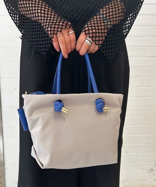 川口 恵さんの「BEAMS WOMEN｜VIOLAd’ORO / BIANCA ナイロン トートバッグ S」を使ったコーディネート
