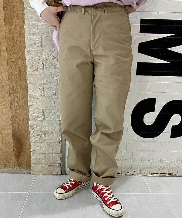 小原 もこさんの「BEAMS WOMEN｜【別注】BUZZ RICKSON'S / チノパンツ」を使ったコーディネート