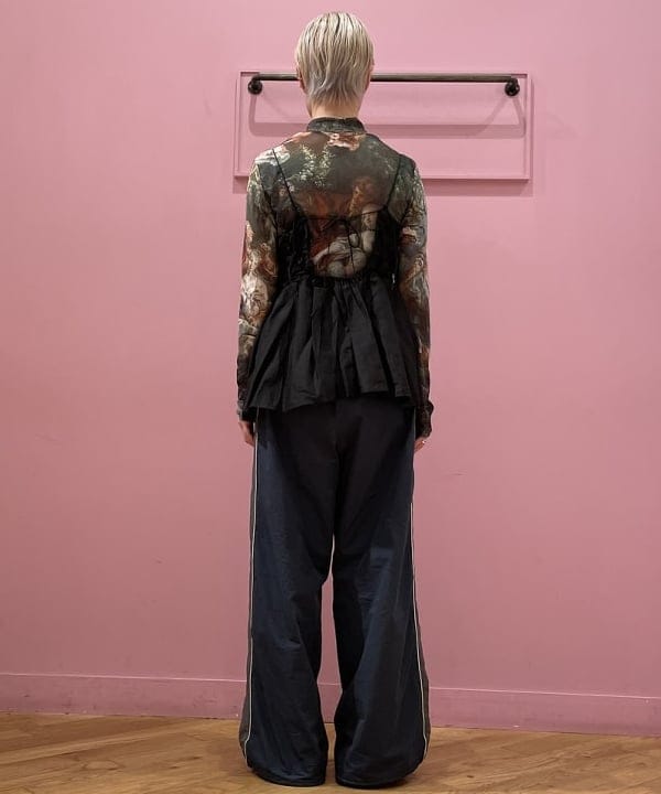 中江梨々香さんの「BEAMS WOMEN｜Ray BEAMS / パイピング トラック パンツ」を使ったコーディネート