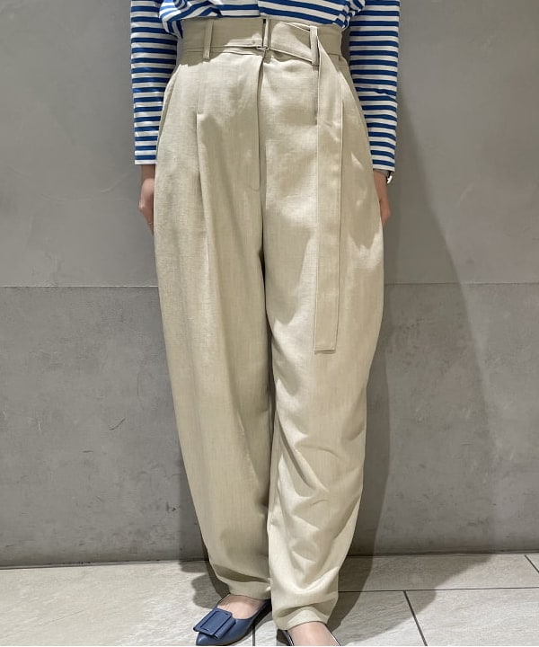 高木 菜央さんの「BEAMS WOMEN｜Demi-Luxe BEAMS / バックル ポインテッドトゥ パンプス」を使ったコーディネート