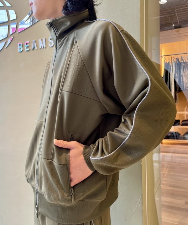 佐藤 大斗さんの「BEAMS WOMEN｜BEAMS / クレイジー トラックジャケット」を使ったコーディネート