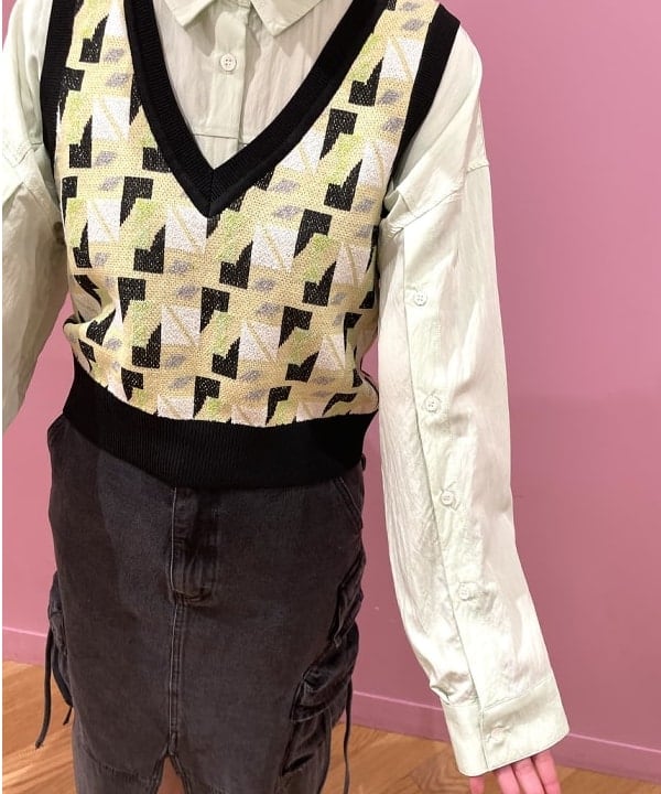 中江梨々香さんの「BEAMS WOMEN｜Ray BEAMS / 柄編み Vネック ベスト」を使ったコーディネート