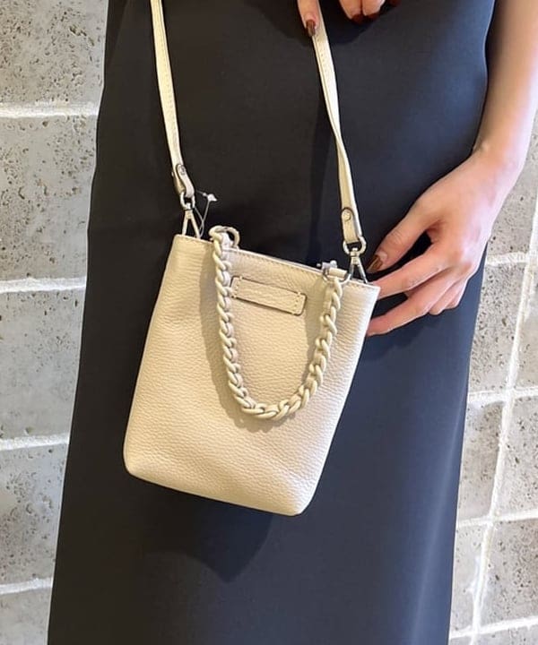 岡 妃呂美さんの「BEAMS WOMEN｜GIANNI CHIARINI / CAMILLA レザートートバッグ」を使ったコーディネート