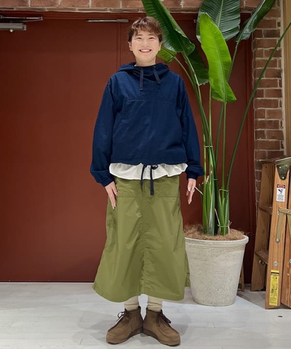 エノモト アミさんの「BEAMS WOMEN｜BEAMS PLUS / MIL Smock Indigo Rip Stop」を使ったコーディネート