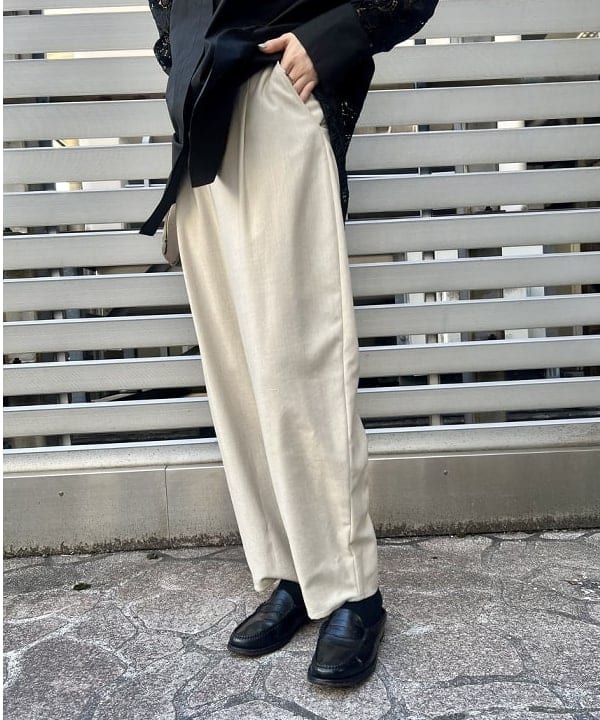 岡 妃呂美さんの「BEAMS WOMEN｜CHRISTIAN VILLA / レザー ミニボストンバッグ」を使ったコーディネート