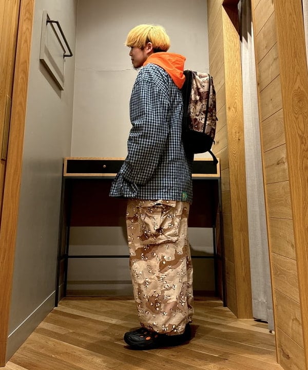 三宅 康平さんの「BEAMS WOMEN｜GREGORY × BEAMS BOY / 別注 CHOCO CHIP CAMO NICE DAY」を使ったコーディネート