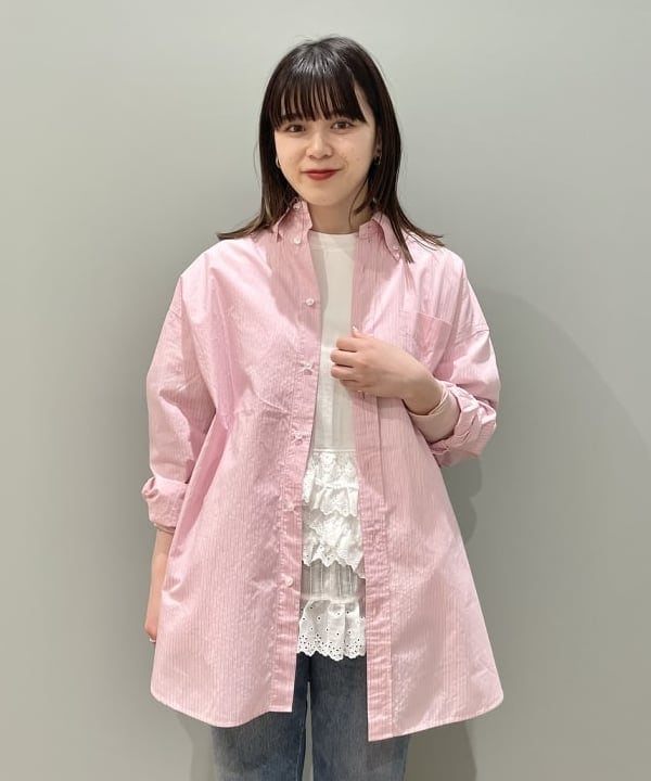 田中 里実さんの「BEAMS WOMEN｜BEAMS BOY / ドビー ストライプ ビッグ ボタンダウン シャツ」を使ったコーディネート