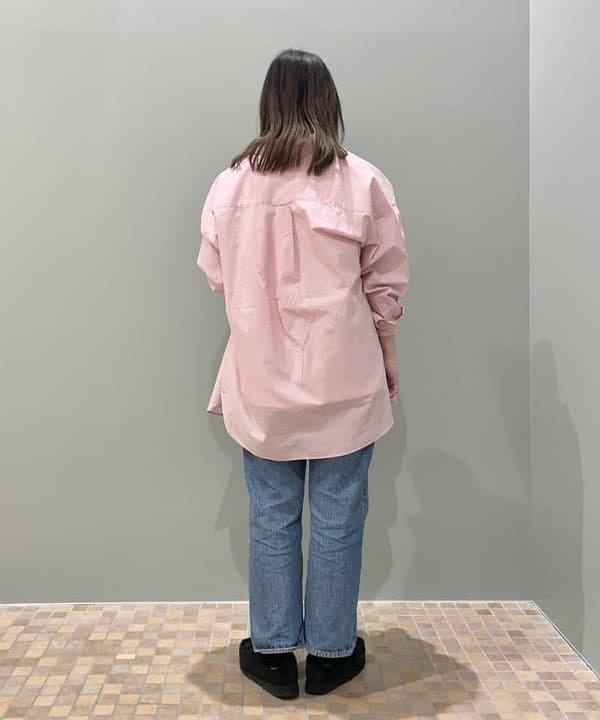 田中 里実さんの「BEAMS WOMEN｜BEAMS BOY / ドビー ストライプ ビッグ ボタンダウン シャツ」を使ったコーディネート