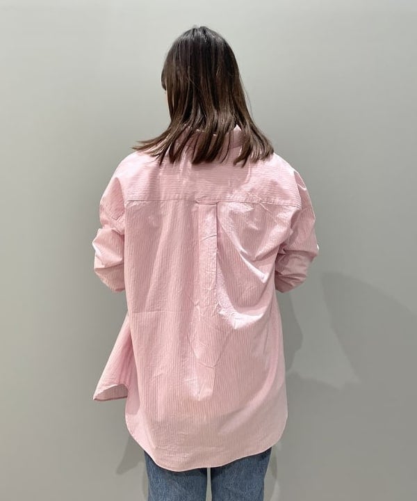 田中 里実さんの「BEAMS WOMEN｜BEAMS BOY / ドビー ストライプ ビッグ ボタンダウン シャツ」を使ったコーディネート