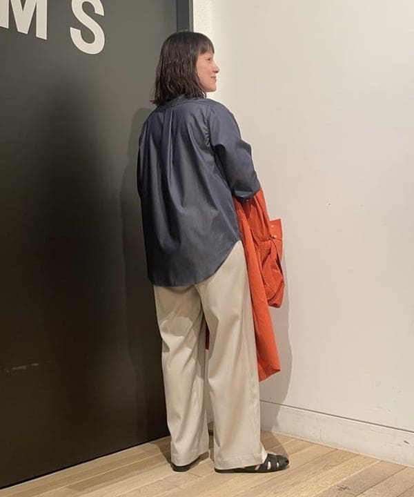 IZUMI MAYUMIさんの「BEAMS WOMEN｜Demi-Luxe BEAMS / フィブリル イージー パンツ」を使ったコーディネート