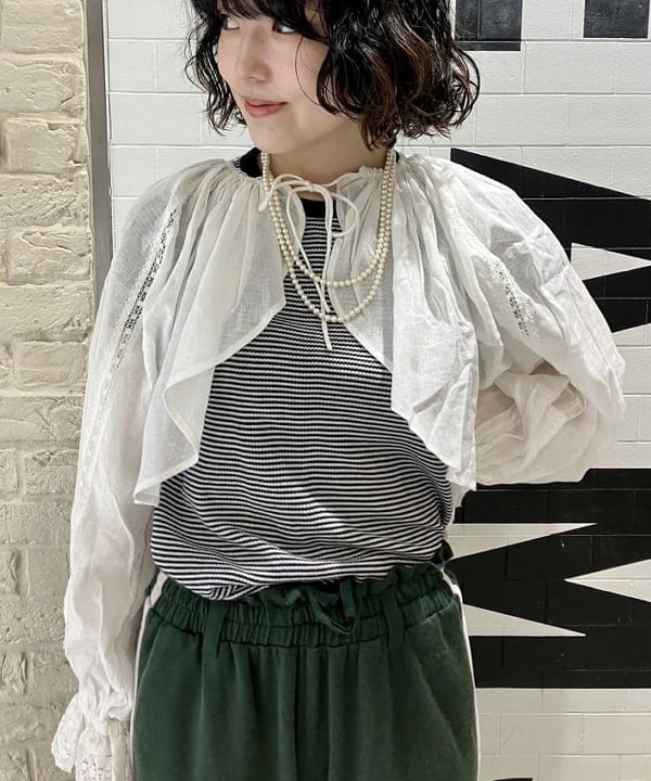 小原 もこさんの「BEAMS WOMEN｜BEAMS BOY / 樹脂 パール ロング ネックレス」を使ったコーディネート