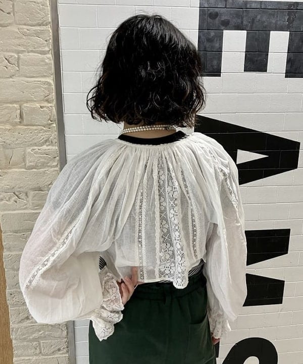 小原 もこさんの「BEAMS WOMEN｜BEAMS BOY / 樹脂 パール ロング ネックレス」を使ったコーディネート