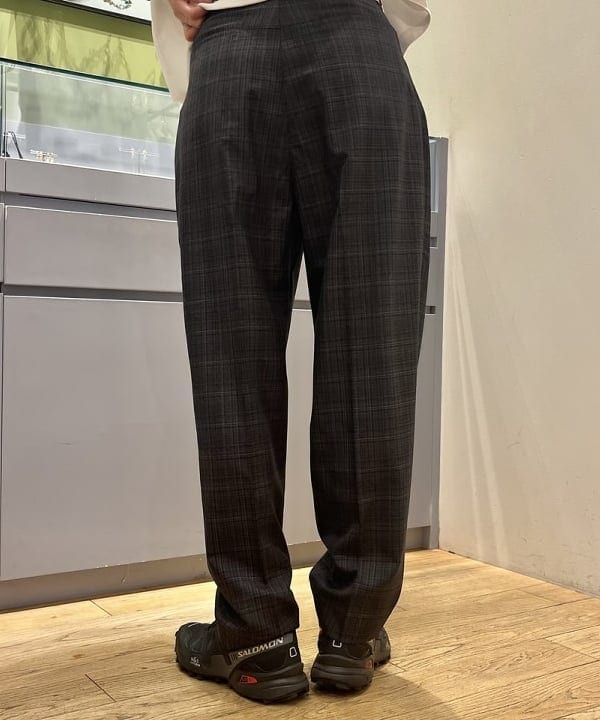 イトウミサキさんの「BEAMS WOMEN｜FARAH / Tow Tuck Wide Tapered Pants 24SS」を使ったコーディネート