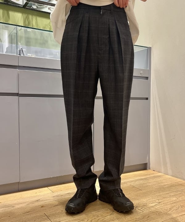 イトウミサキさんの「BEAMS WOMEN｜FARAH / Tow Tuck Wide Tapered Pants 24SS」を使ったコーディネート