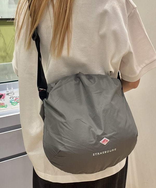 イトウミサキさんの「BEAMS WOMEN｜FARAH / Tow Tuck Wide Tapered Pants 24SS」を使ったコーディネート