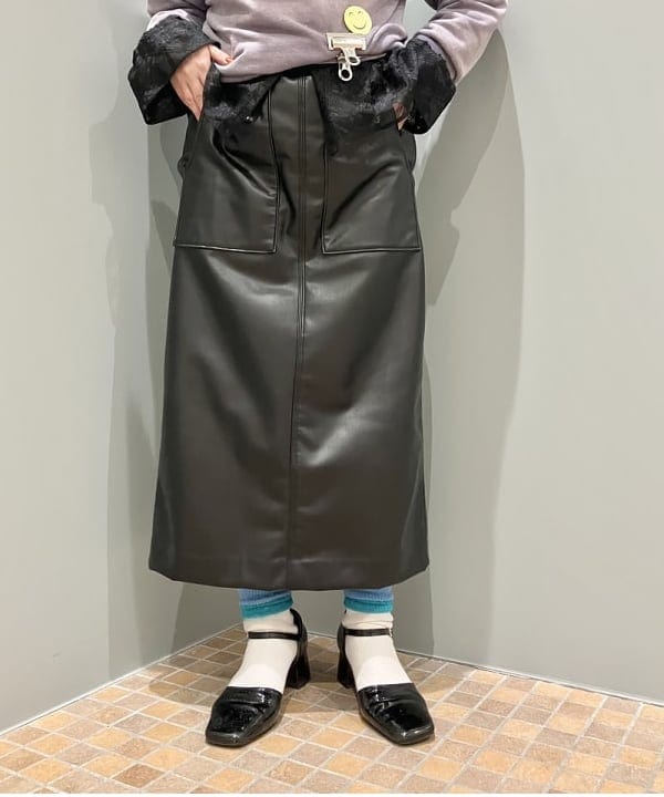 乙藤 侑里さんの「BEAMS WOMEN｜maturely / Fake Leather Work Skirt」を使ったコーディネート