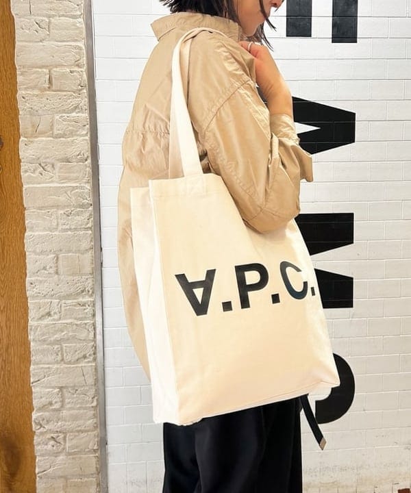 川口 恵さんの「BEAMS WOMEN｜ARROW NOVELTY × BEAMS BOY / 別注 コンチョ コンビ ブレスレット」を使ったコーディネート