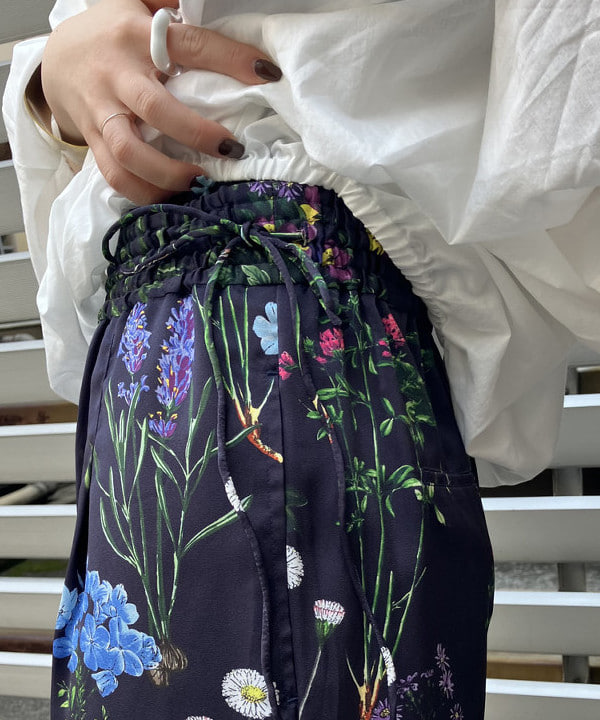 中川　ゆららさんの「BEAMS WOMEN｜CHRISTIAN VILLA / ストローコンビ ボストンバッグ」を使ったコーディネート