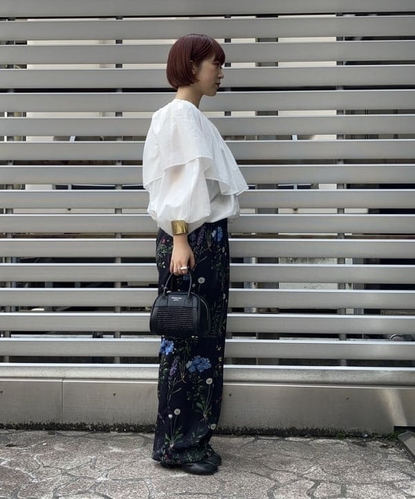 中川　ゆららさんの「BEAMS WOMEN｜CHRISTIAN VILLA / ストローコンビ ボストンバッグ」を使ったコーディネート