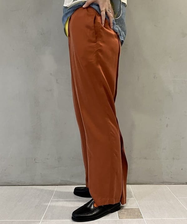 小原 もこさんの「BEAMS WOMEN｜maturely / Fibril Satin Pants」を使ったコーディネート