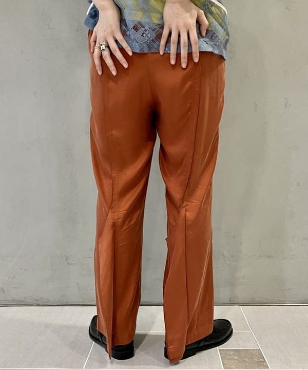 小原 もこさんの「BEAMS WOMEN｜maturely / Fibril Satin Pants」を使ったコーディネート