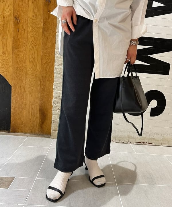 川口 恵さんの「BEAMS WOMEN｜BEAMS BOY / サイド ライン イージー パンツ」を使ったコーディネート