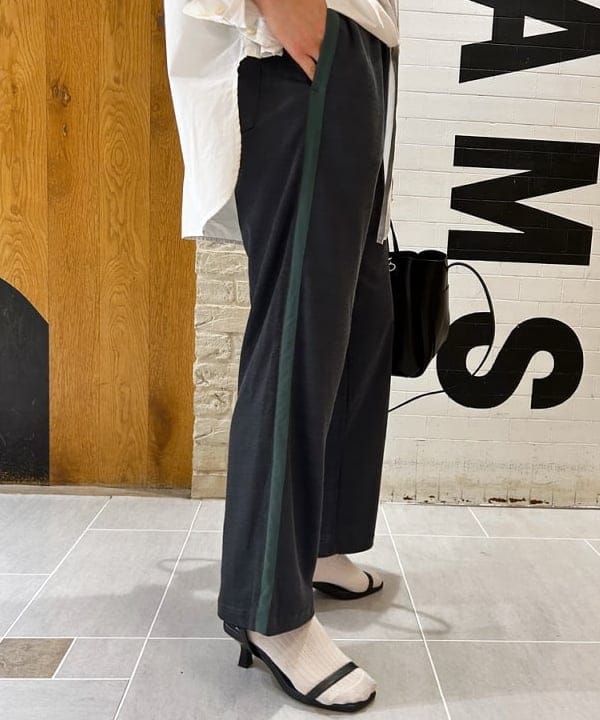 川口 恵さんの「BEAMS WOMEN｜BEAMS BOY / サイド ライン イージー パンツ」を使ったコーディネート